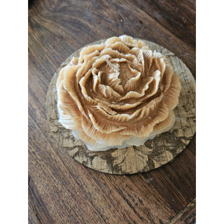 Bougie pivoine beige parfumée et son plateau en bois gravé