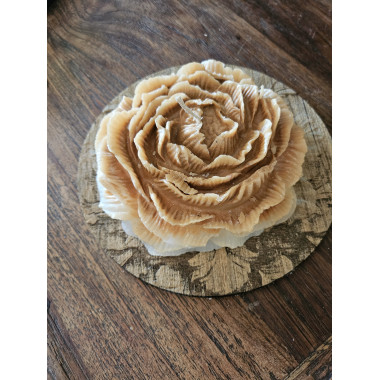 Bougie pivoine beige parfumée et son plateau en bois gravé
