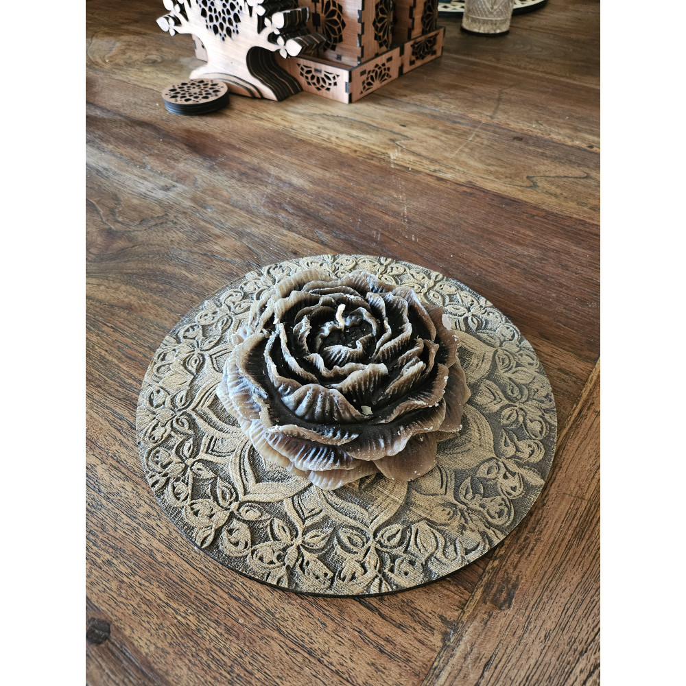 Bougie pivoine mocca parfumée et son plateau en bois gravé