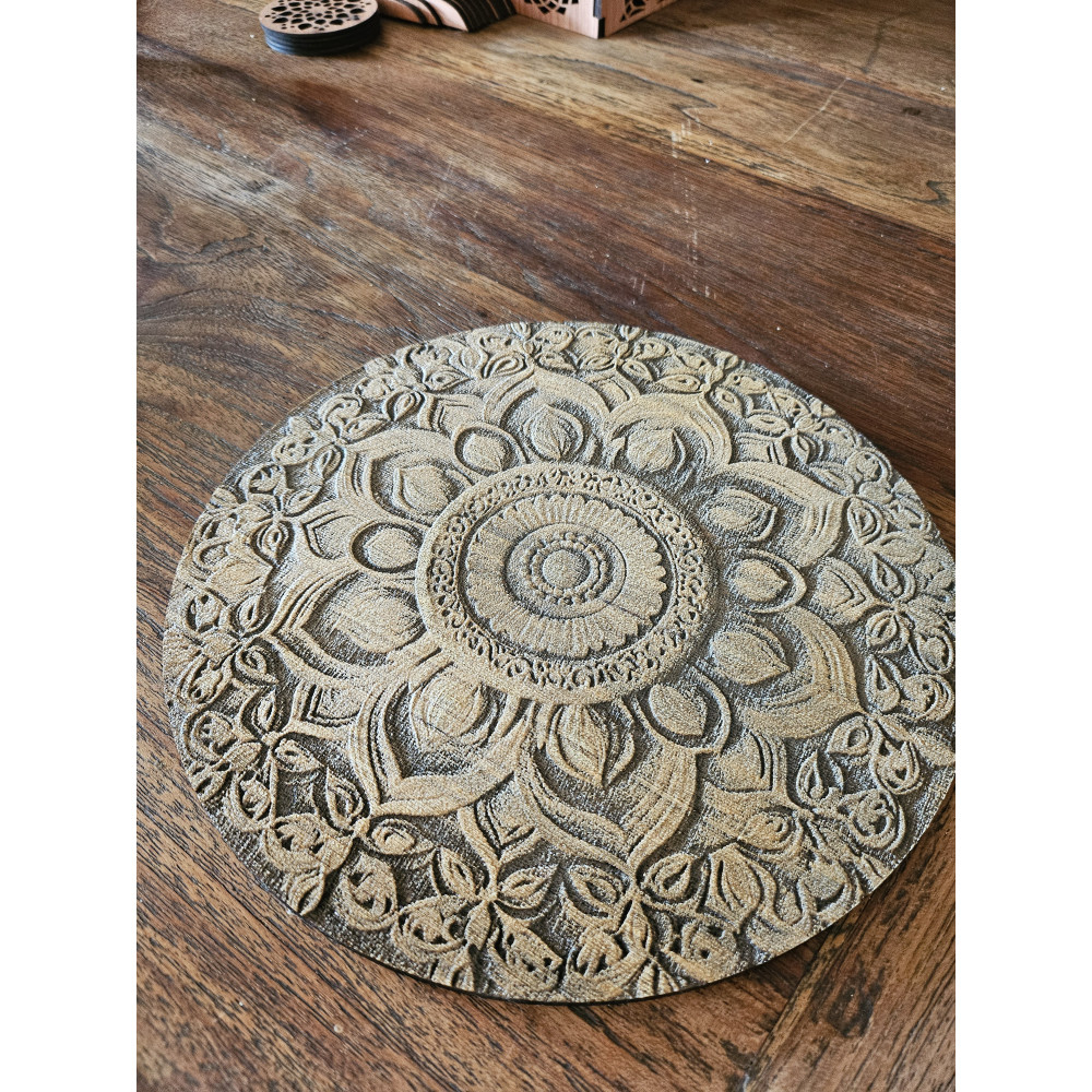 Bougie pivoine mocca parfumée et son plateau en bois gravé