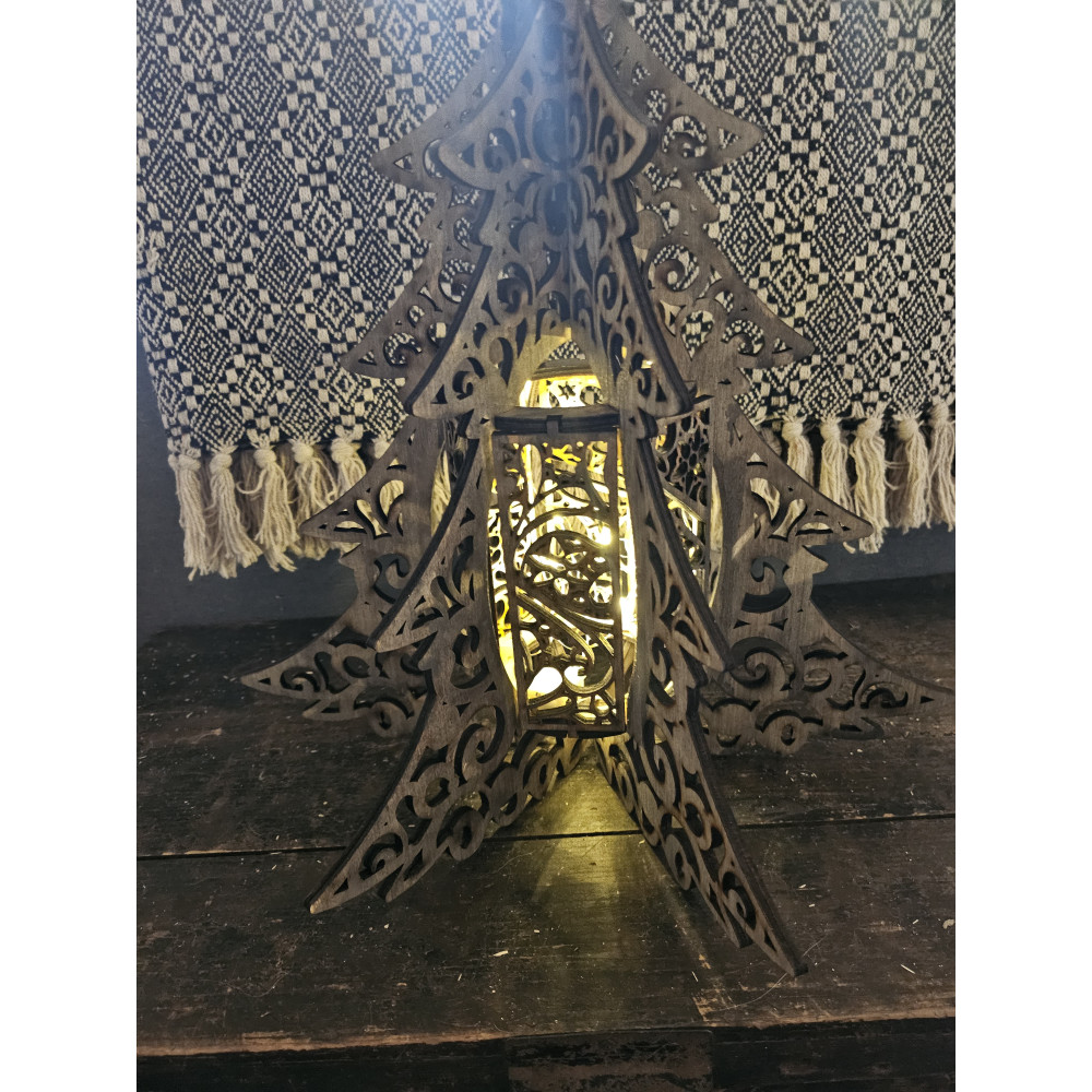 Sapin en bois grisé illuminé