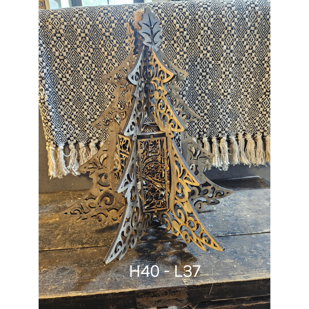 Sapin en bois grisé illuminé