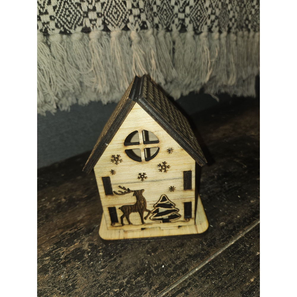 Maison de Noël en bois clair